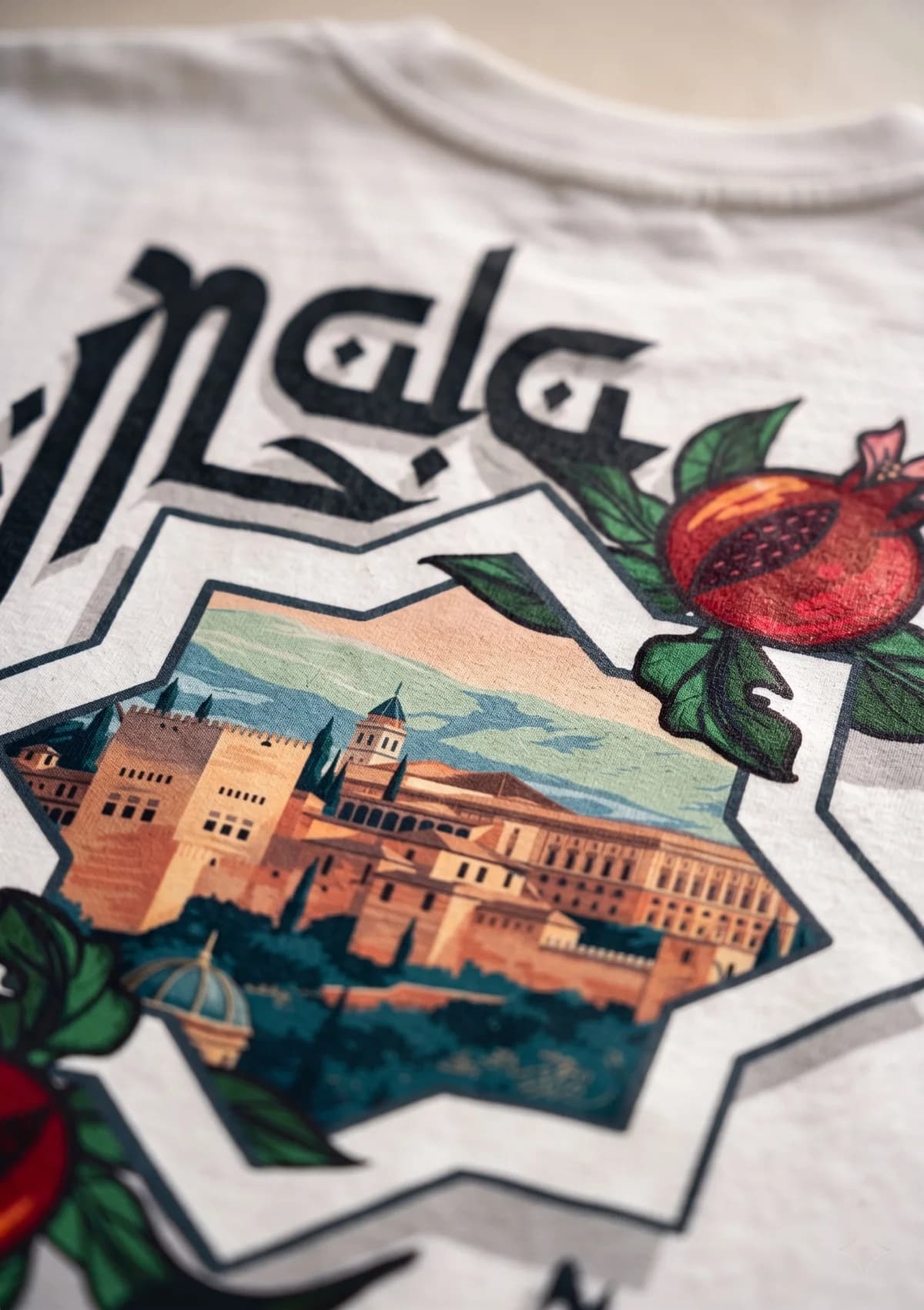 Detalle del estampado — Camiseta MalaSaña Granada